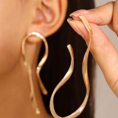 asymmetrical curved design stud earrings
